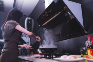 Hít khói dầu khi nấu ăn có nguy cơ bị ung thư